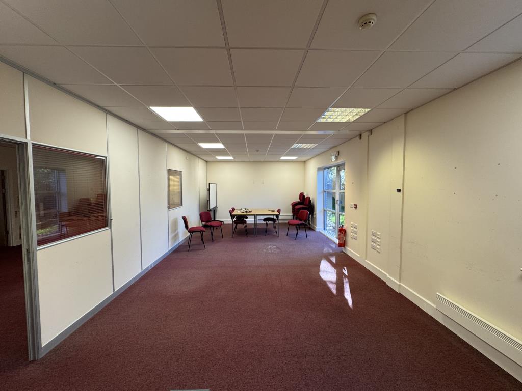 Lot: 49 - PAIR OF MODERN PURPOSE BUILT OFFICE UNITS TOTALLING 321 SQ.M WITH SCOPE FOR SUBDIVISION - One of the Meeting Rooms